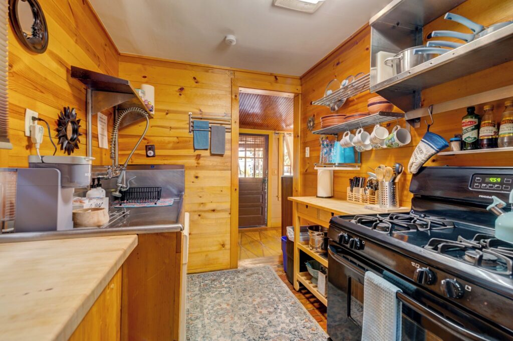 Cottage kitchen with a gas range at Beachside Boutique Inn
