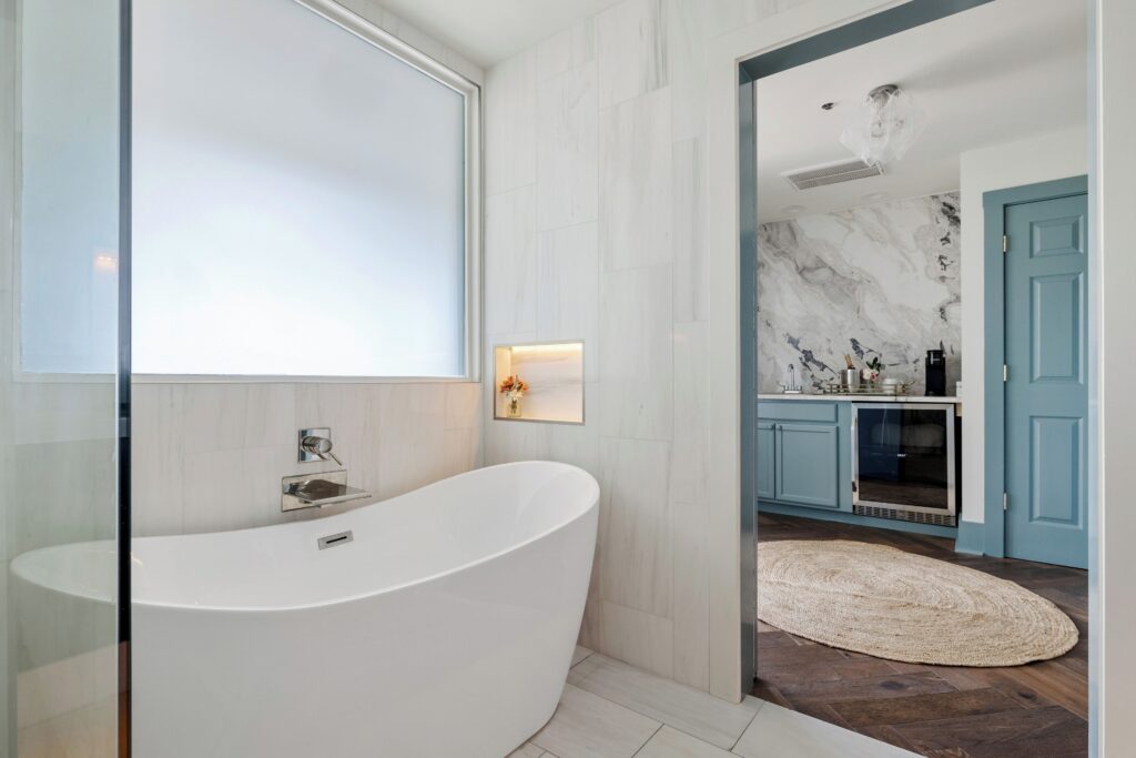 Bathroom with soaking tub at Regatta Inn