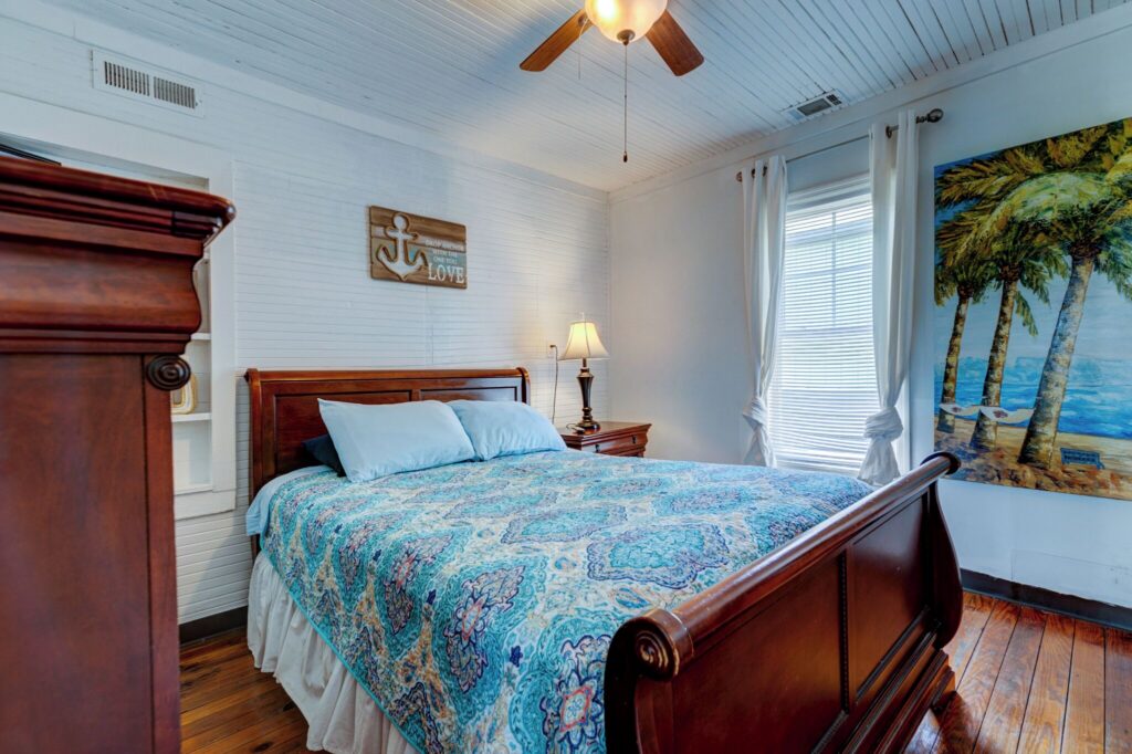 Queen bedroom at Riverside Inn and Cottages